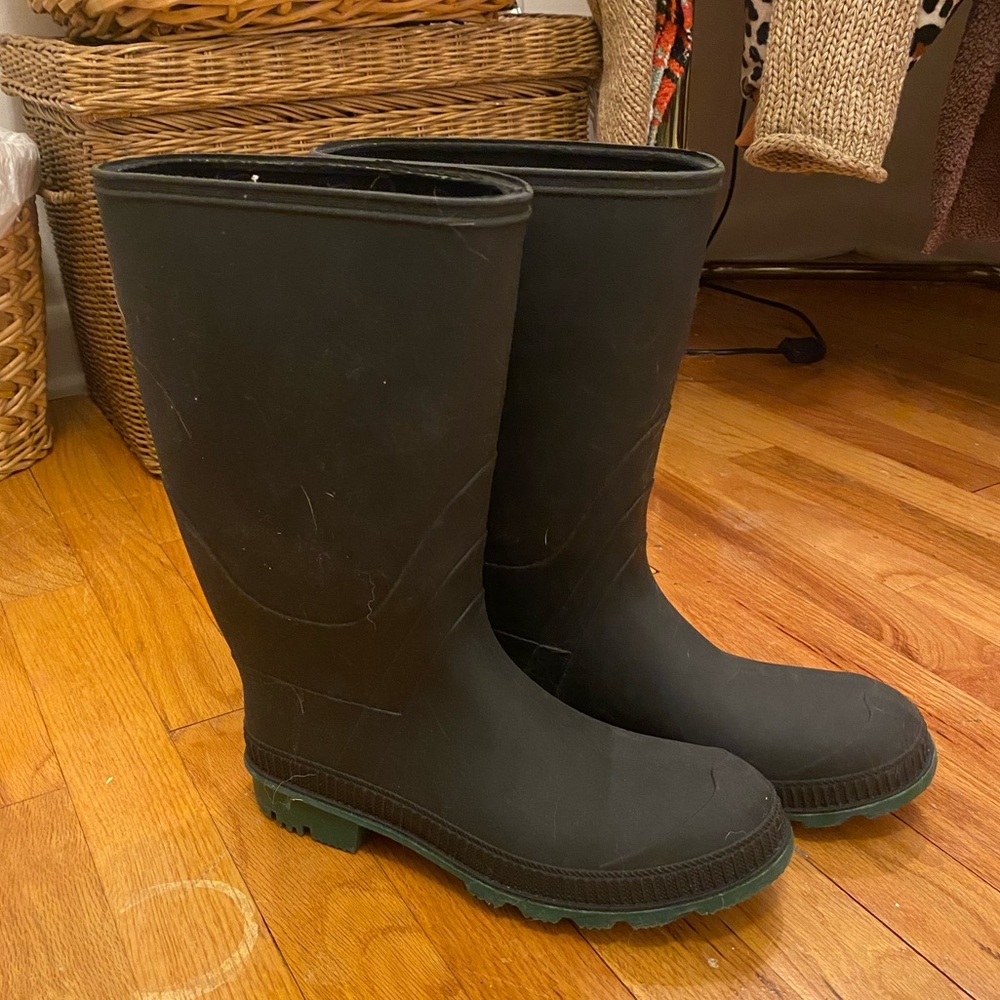 Rubber rain boots